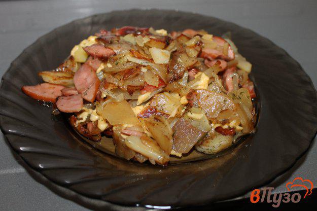 фото рецепта: Жареный картофель с луком сардельками и сыром