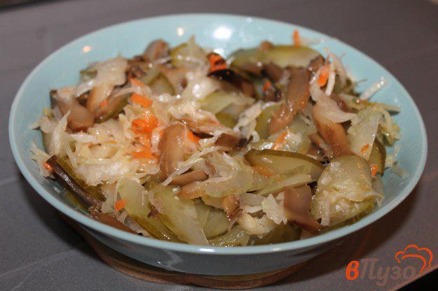 фото рецепта: Салат из квашеной капусты с грибами и огурцом