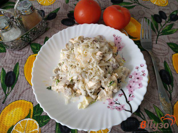 фото рецепта: Салат с маринованных шампиньонов, куриного филе и зелёного лука