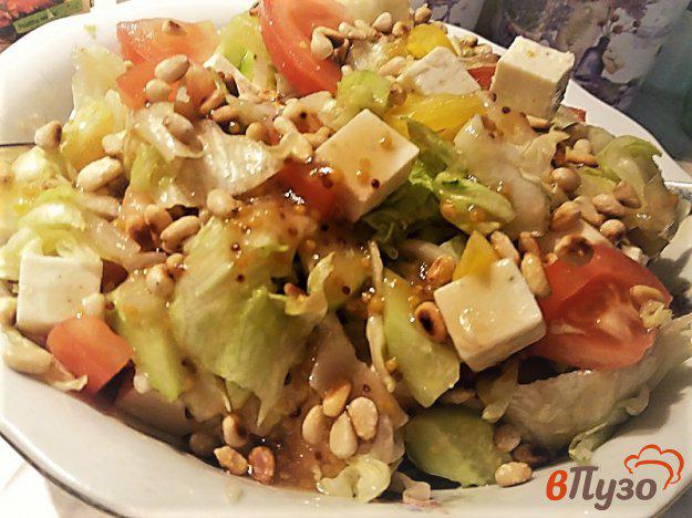 фото рецепта: Овощной салат с творожным сыром и кедровыми орешками