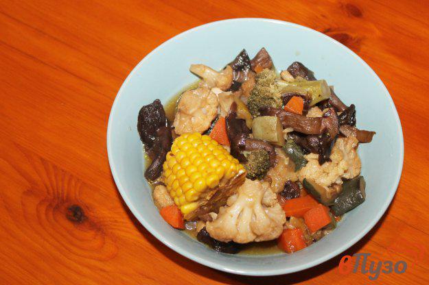 фото рецепта: Рагу из овощей грибов и кукурузы на сковороде