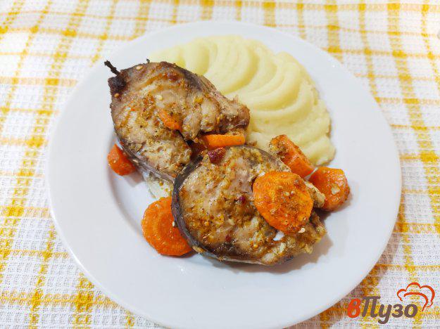 фото рецепта: Скумбрия запечённая с морковью и чесноком