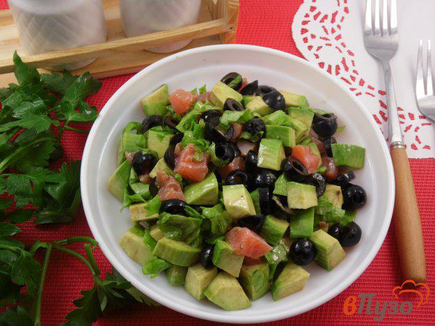 фото рецепта: Салат со слабосоленым лососем и авокадо
