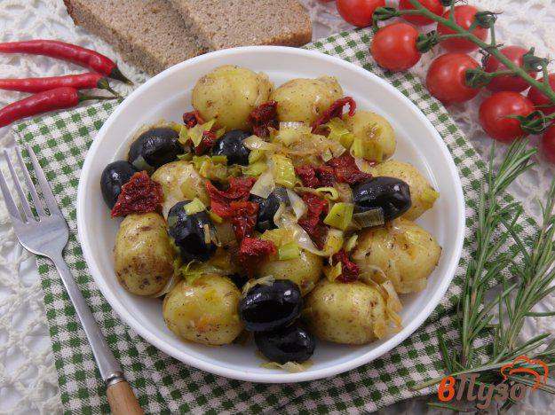 фото рецепта: Молодой картофель с пореем и вялеными томатами
