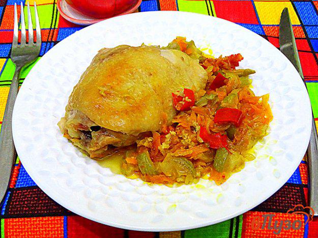 фото рецепта: Куриные бёдра с овощами на сковороде