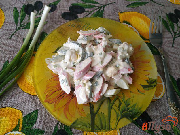 фото рецепта: Салат из крабовых палочек и свежим огурцом