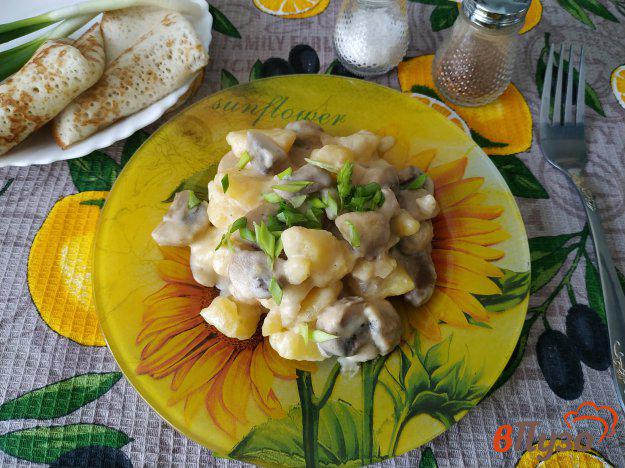 фото рецепта: Тушеный картофель с грибами и плавленым сыром