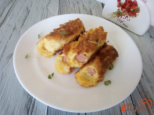 фото рецепта: Сосиски с картофелем в вафельных коржах