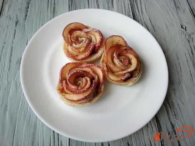 фото рецепта: Яблочные розы в слоёном тесте