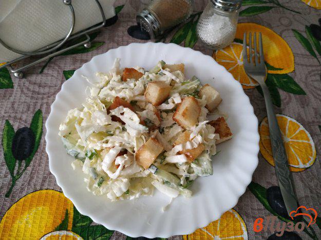фото рецепта: Салат с пекинской капустой и гренками