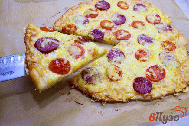 фото рецепта: Пицца с колбасой и помидорами черри на быстром тесте