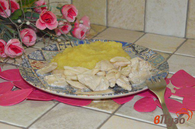 фото рецепта: Куриная грудка с кальмарами на сковороде