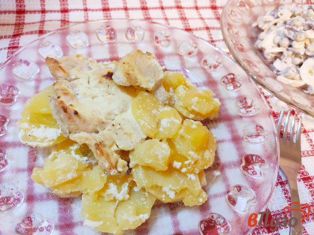 фото рецепта: Картофель запечённый с куриным филе и сметаной