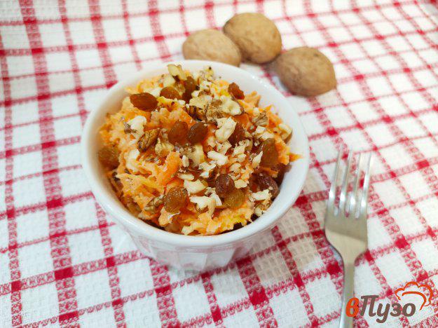 фото рецепта: Морковно-яблочный салат с изюмом и грецкими орехами