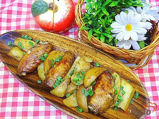 фото рецепта: Картофель с куриными крыльями в духовке