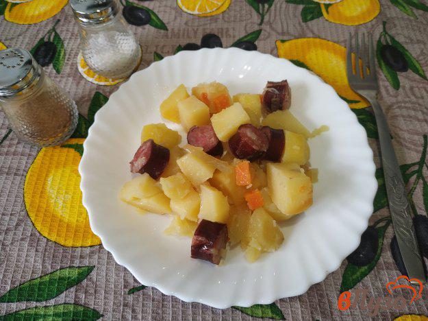 фото рецепта: Запечённый картофель с охотничьими колбасками в горшочке