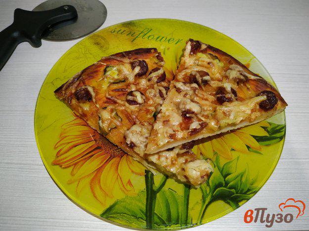 фото рецепта: Пицца с охотничьими колбасками и маринованным огурцом