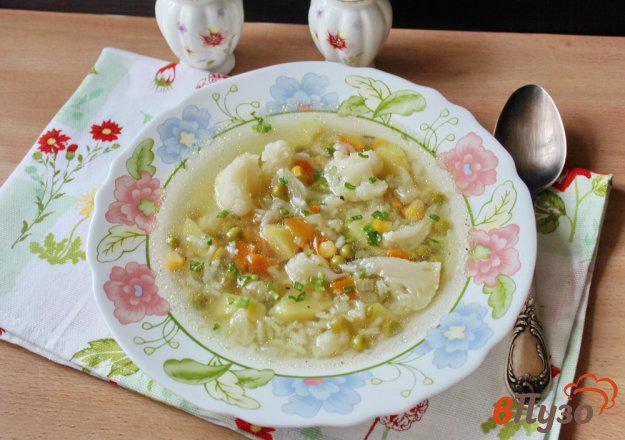 фото рецепта: Овощной суп с цветной капустой и зеленым горошком