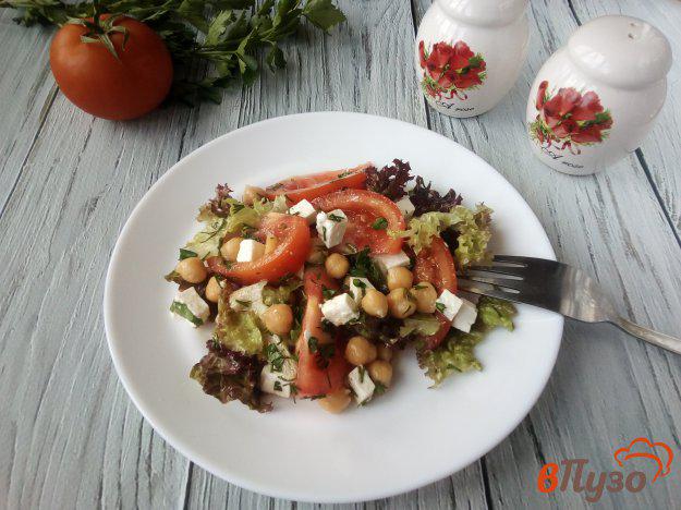 фото рецепта: Салат из помидоров с нутом и брынзой