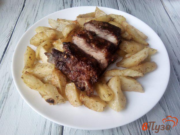 фото рецепта: Картофель со свиными ребрами в духовке