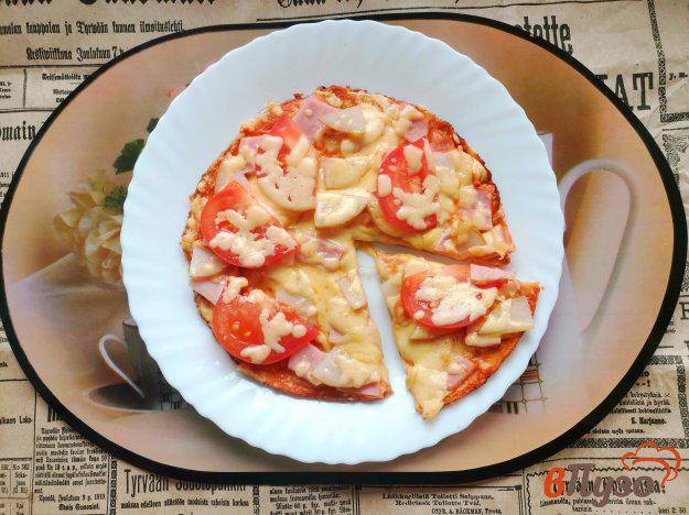 фото рецепта: Пицца на сковороде с ветчиной помидором и грушей