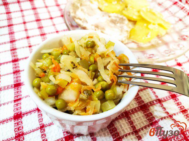 фото рецепта: Салат из квашеной капусты с огурцами и горошком