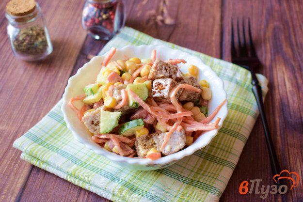 фото рецепта: Салат с кукурузой сухариками и колбасой