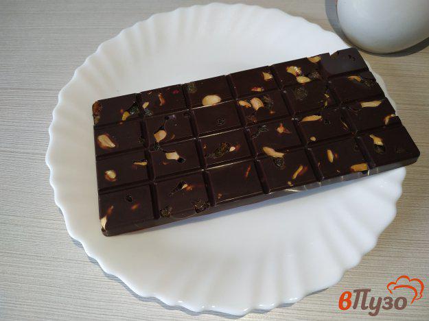 фото рецепта: Чёрный шоколад с изюмом и орехами