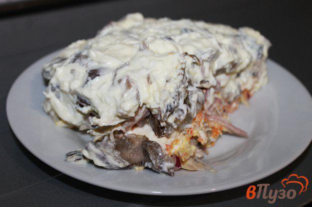 фото рецепта: Слоеный салат с курицей грибами и сыром