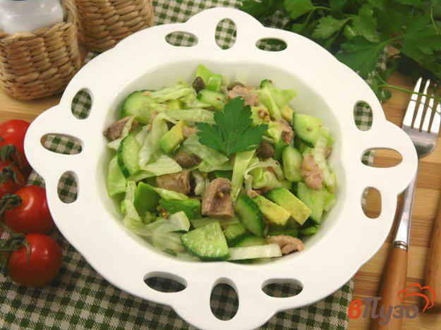 фото рецепта: Салат с авокадо и печнью трески