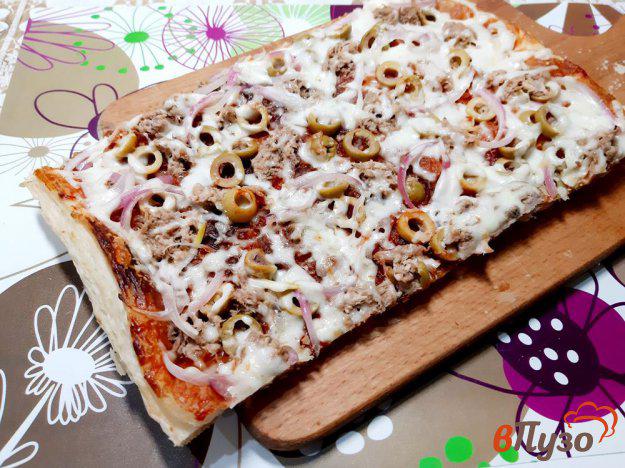 фото рецепта: Пицца с тунцом и оливками на слоеном тесте