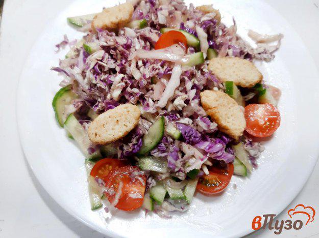 фото рецепта: Салат из пекинской капусты с черри и сухариками