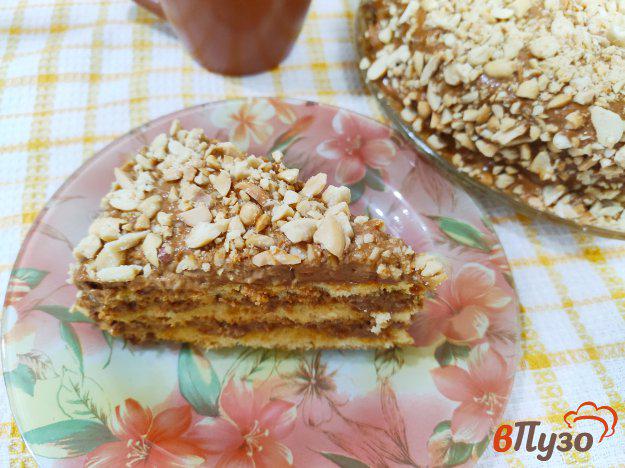 фото рецепта: Бисквитный торт со сгущенкой и арахисом