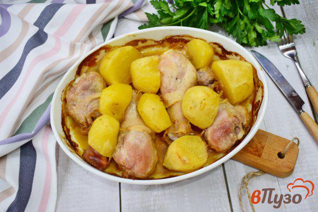 фото рецепта: Ароматные куриные голени с картошкой в духовке