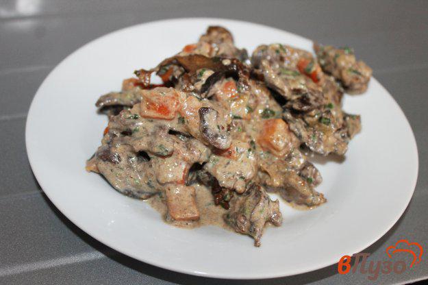 фото рецепта: Куриная печень с грибами и морковью тушеная в сливках