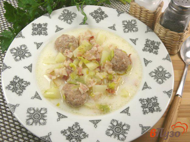 фото рецепта: Суп сырный с фрикадельками и луком-пореем