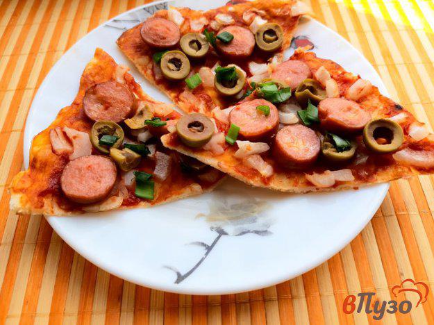 фото рецепта: Пицца на дрожжевом тесте с оливками и сосисками