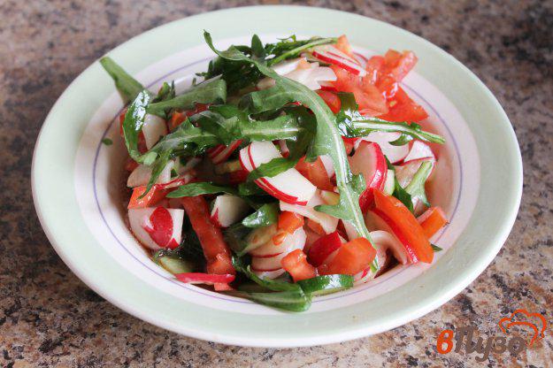 фото рецепта: Салат из редиса и рукколы