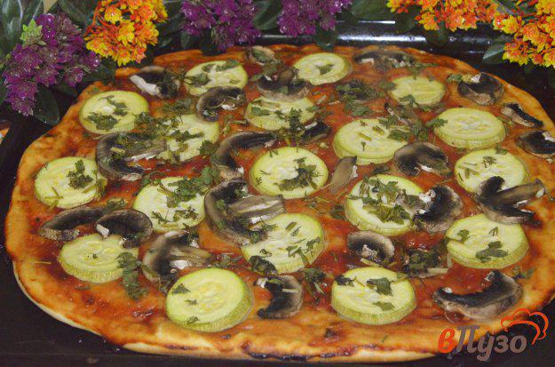 фото рецепта: Постная пицца с кабачками и грибами