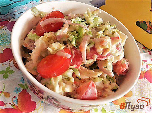 фото рецепта: Салат из молодой капусты с помидорами и сметаной