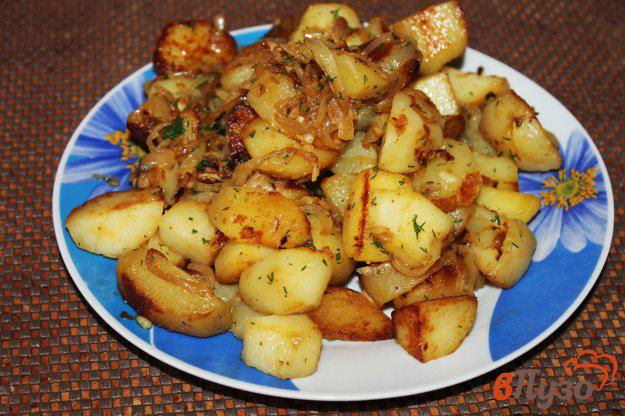 фото рецепта: Половинки картофеля с луком и чесноком на сковороде