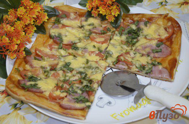фото рецепта: Пицца на слоеном тесте с ветчиной и помидорами