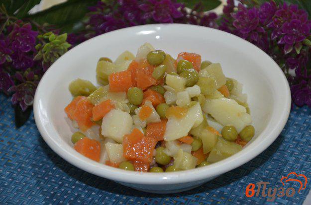 фото рецепта: Постный  салат с  маринованным кабачком и зеленым горошком