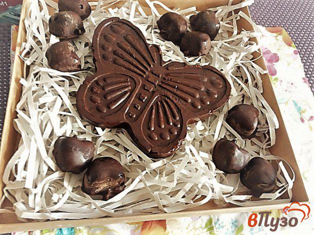 фото рецепта: Крафтовый темный шоколад и конфеты с вяленой клюквой
