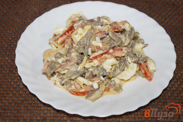 фото рецепта: Салат из печени с маринованным луком и яйцами