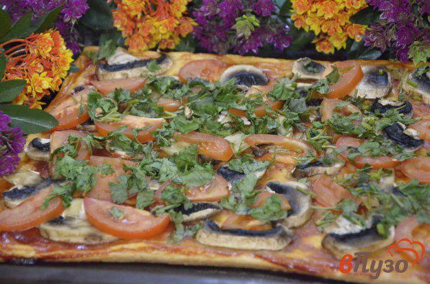 фото рецепта: Постная пицца на слоеном тесте с грибами и помидорами