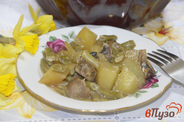 фото рецепта: Постный картофель со стручковой фасолью и грибами  в горшочке