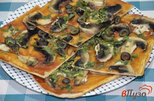 фото рецепта: Постная пицца на слоеном тесте с маслинами и шампиньонами