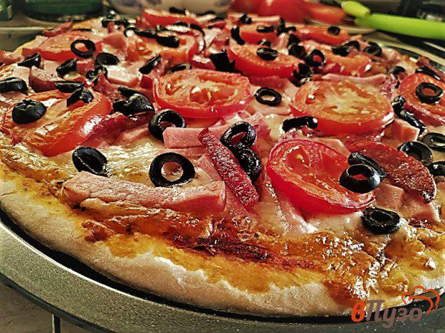 фото рецепта: Пицца с черными оливками и двумя видами колбасы