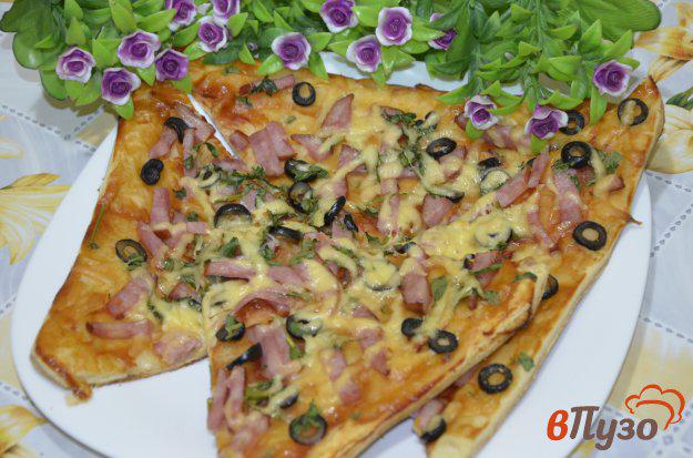 фото рецепта: Тонкая пицца с ветчиной и маслинами